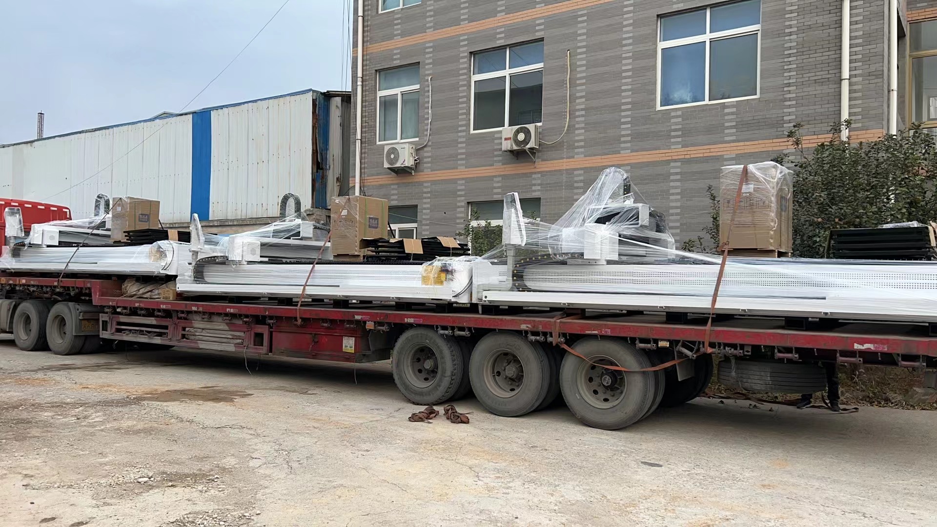 3 sets fiber laser cutting machine delivery 01.jpg