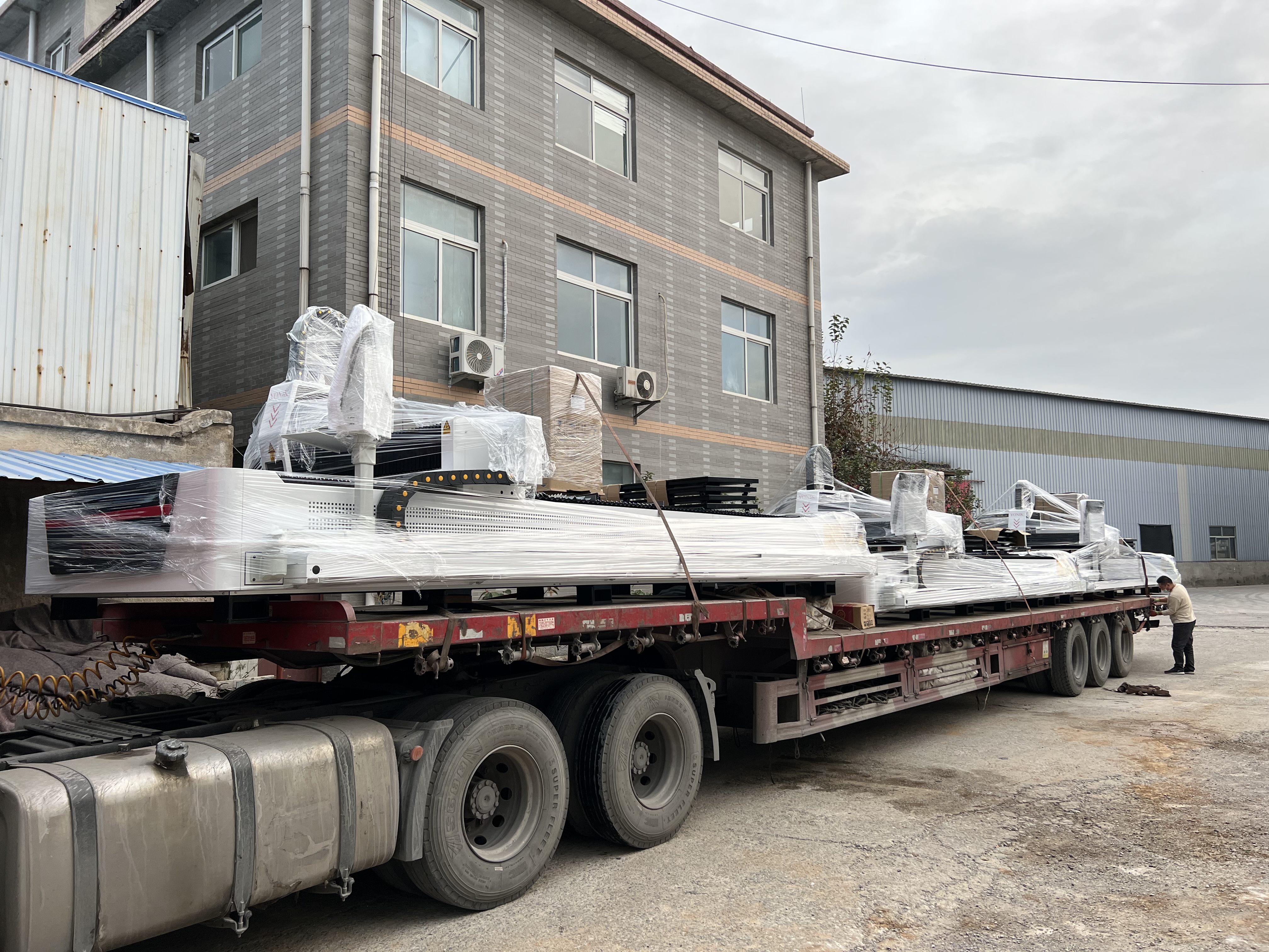 3 sets fiber laser cutting machine 